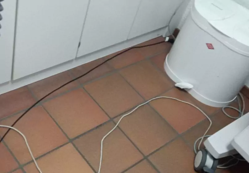 Kabelsalat auf dem Boden