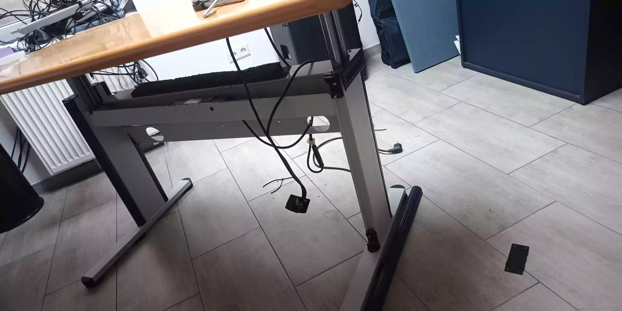 defekter Schreibtisch