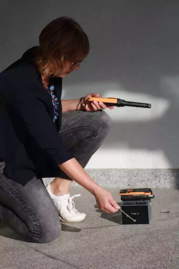 Daniela Baris bei der Messung der Bodenqualität und dem Raumklima