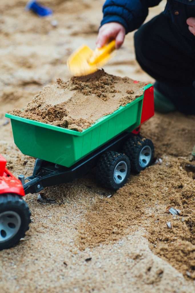 Kind spielt im Sand