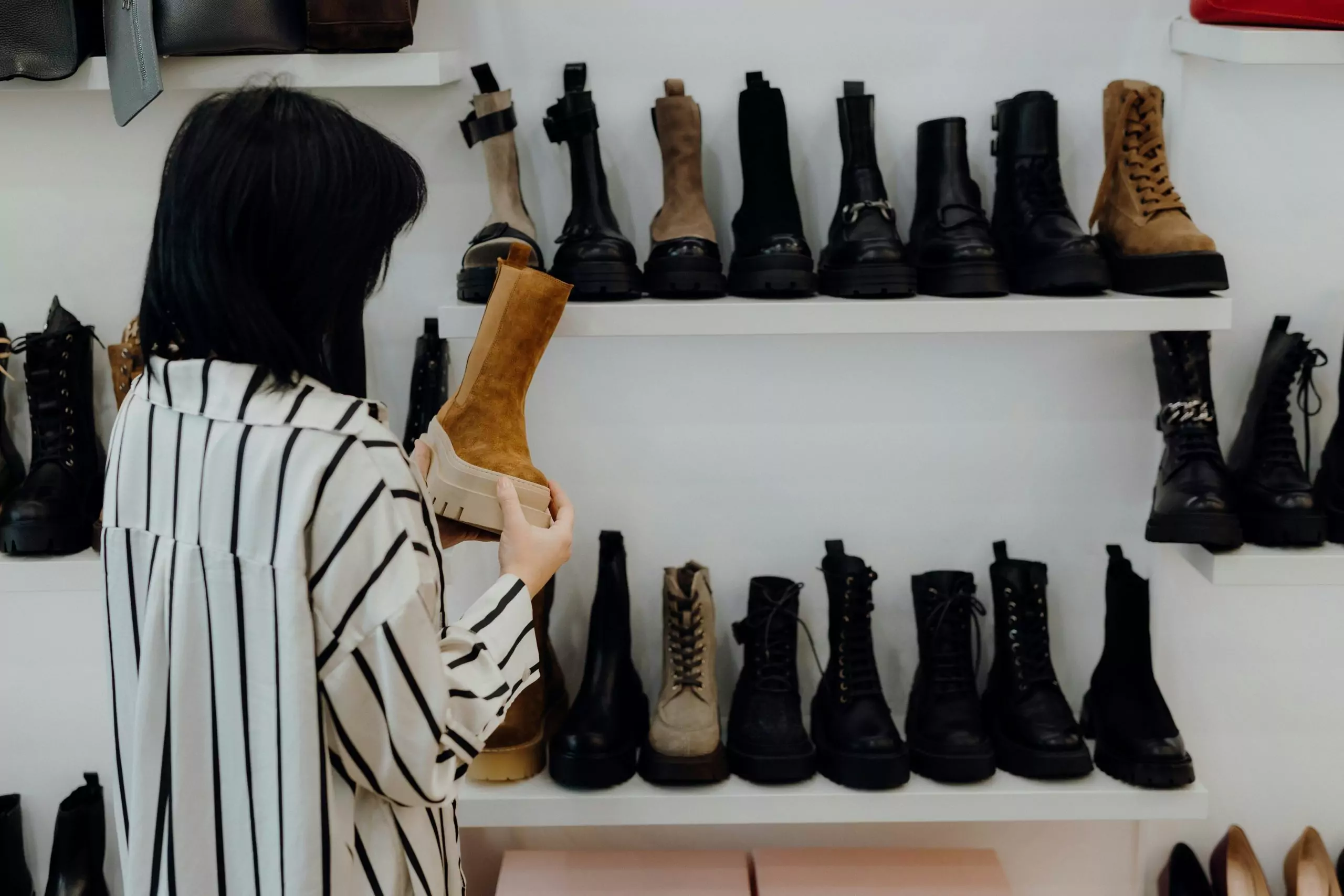 Beim Schuhkauf, Stiefel sehen aus wie Arbeitsschuhe