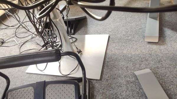Kabelsalat unter dem Schreibtisch, lose Kabel