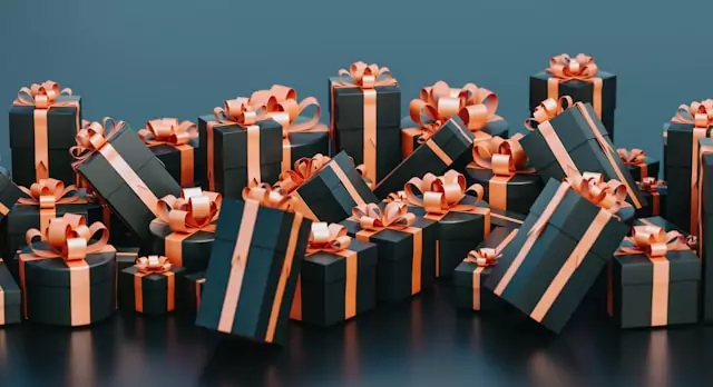 Ein Stapel gleich aussehender Geschenke