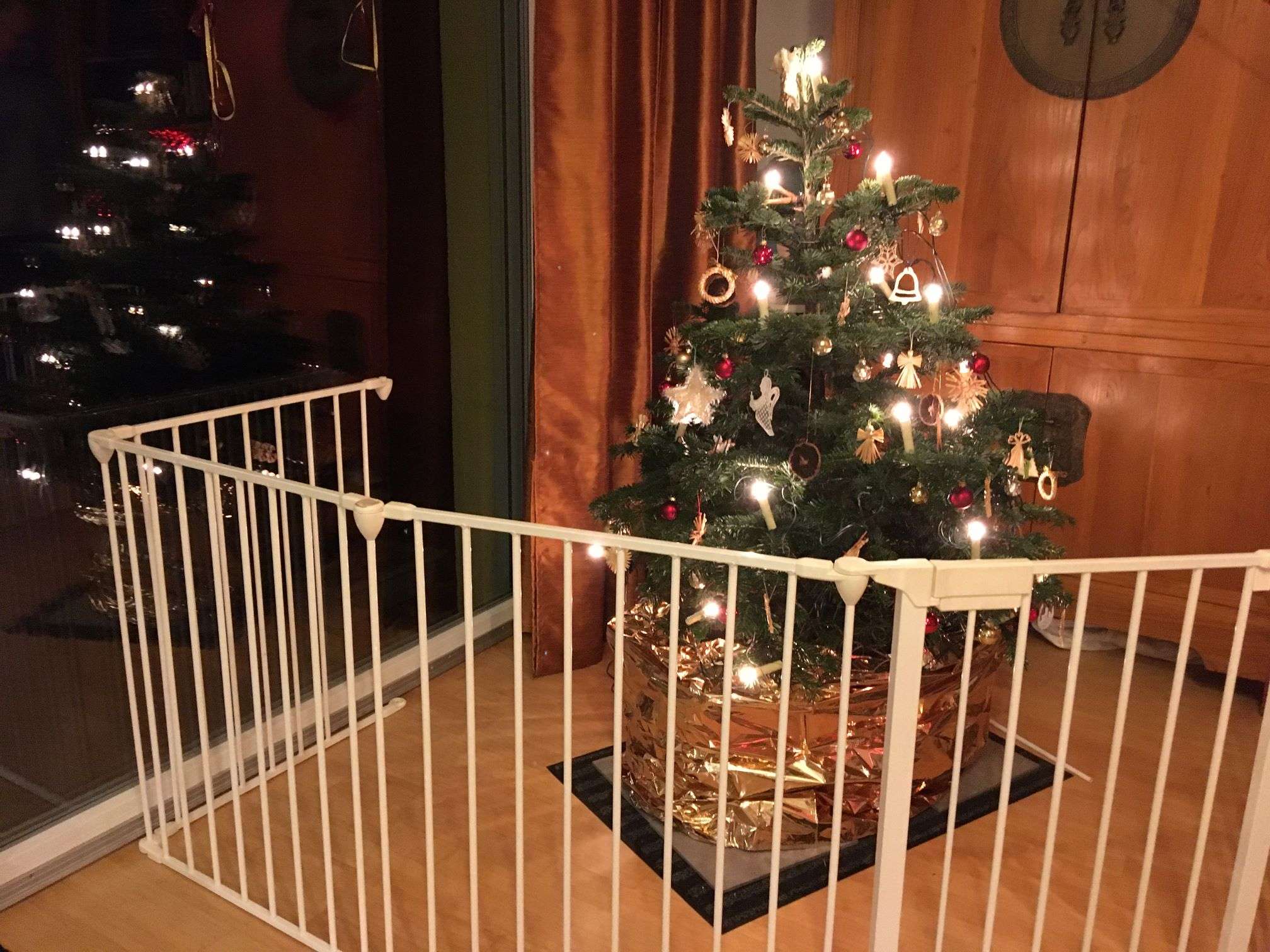 Weihnachtsbaum mit einem Laufgitter drumherum