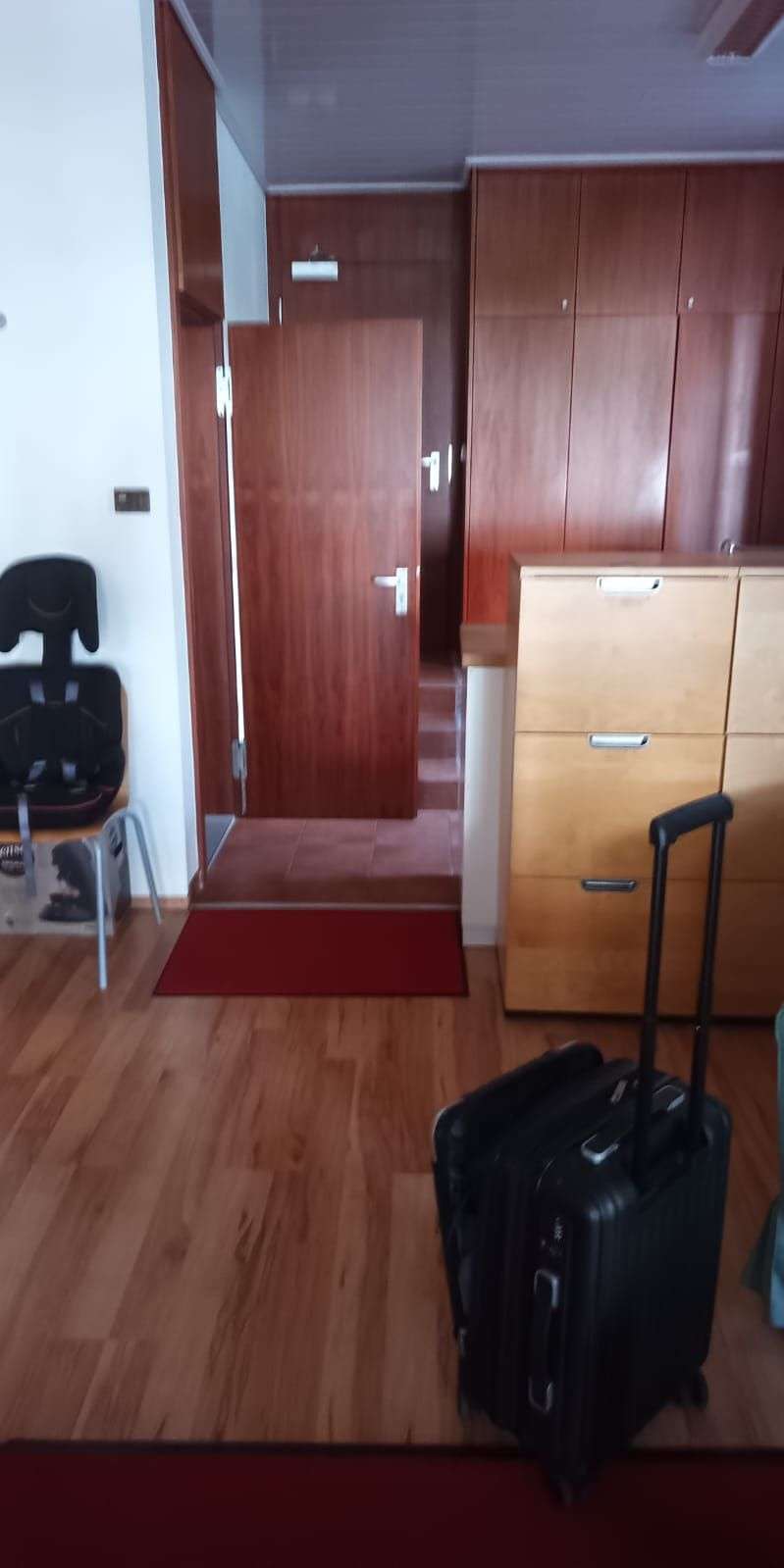 Uneindeutiger Fluchtweg, ungünstig abgestelltes Gepäckstück