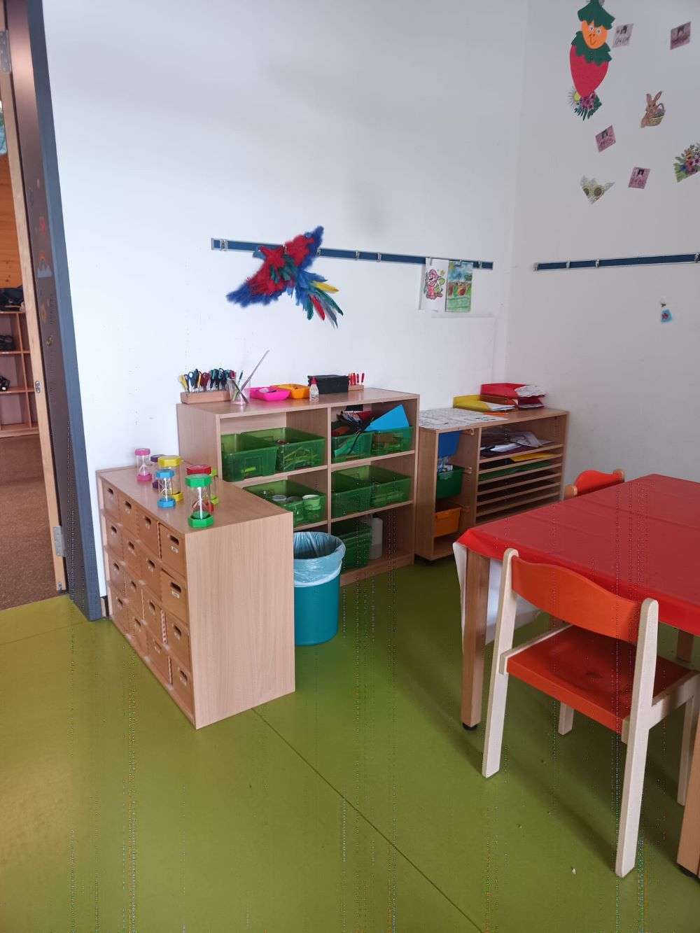 Tischgruppe mit Regalen rundherum