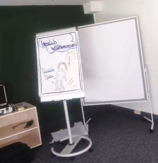 Vorbereiteter Seminarraum mit Flipboard und Whiteboard