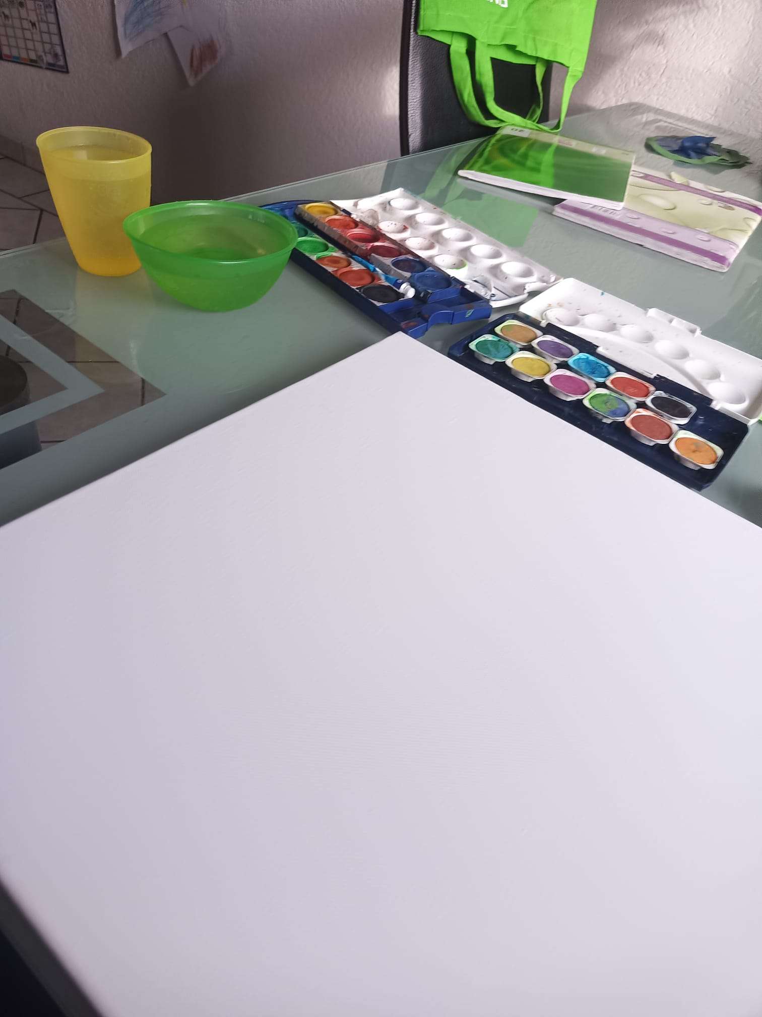 Maltisch mit Zeichenblock, Wasser und Wasserfarben