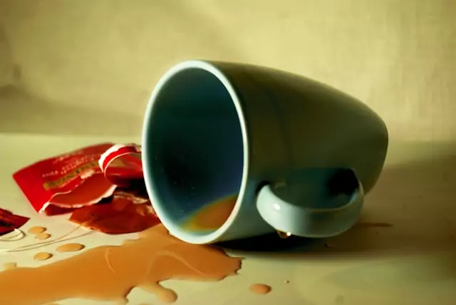 Eine umgefallene Kaffeetasse, Missgeschick im Alltag oder hat es mit Freitag dem 13. etwas auf sich?