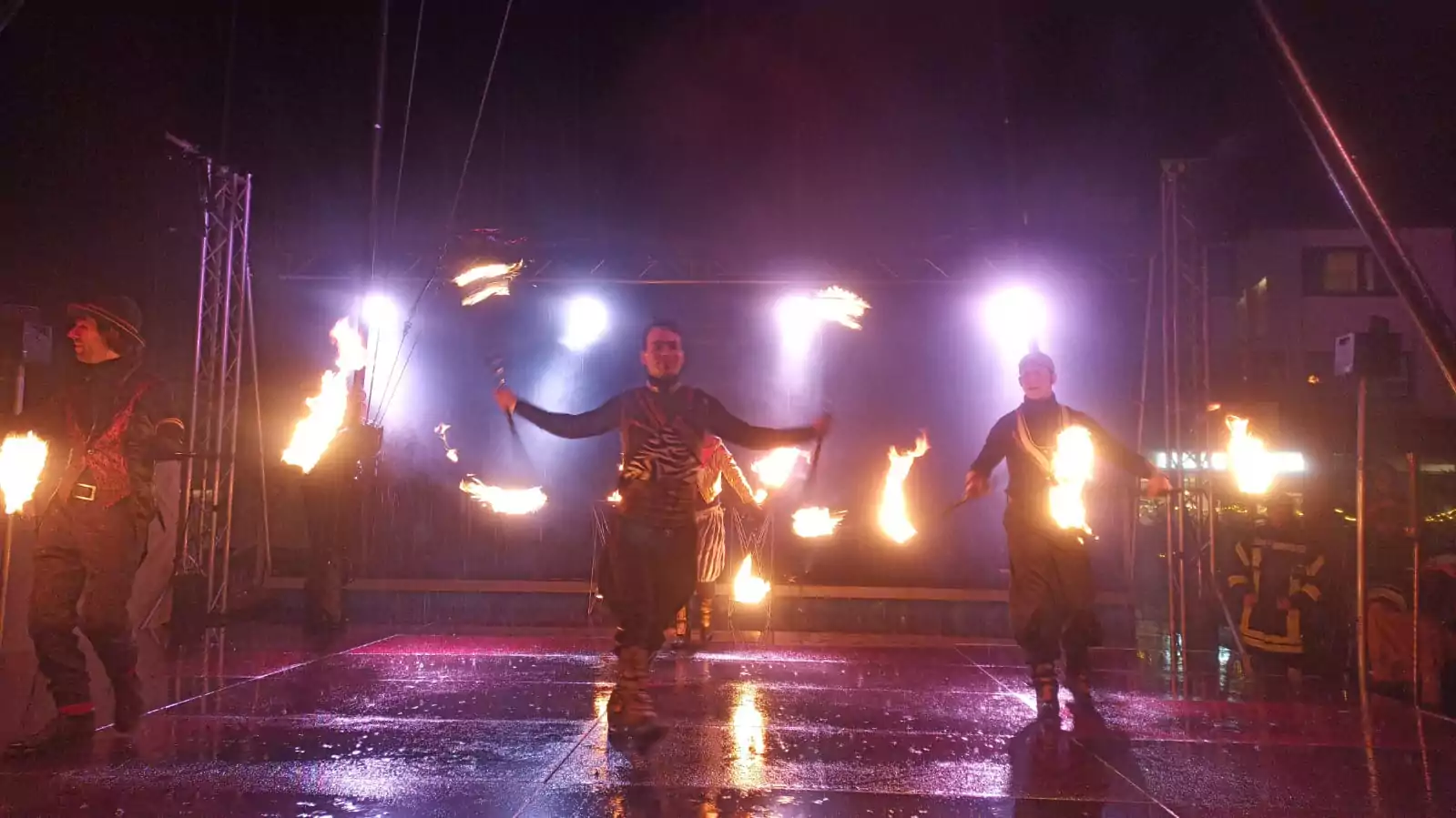 Mehrere Feuerakrobaten bei einer Show