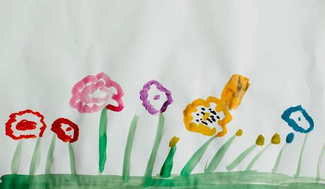 Ein Wasserfarbenbild von Kinderhand mit einer Blumenwiese