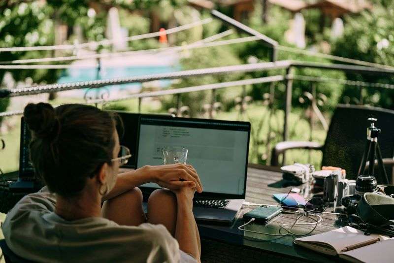 Frau im Homeoffice im Sommer auf der Terrasse