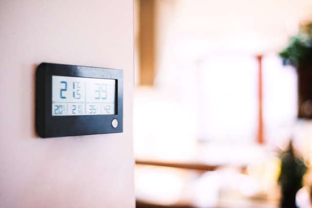 Thermostateinstellung bei Hitze: Innen 21°C, außen 39°C gemessen.