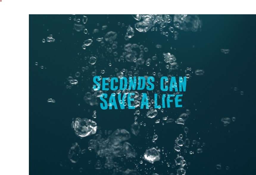"Seconds can save a life" - Aktionsposter zum Welttag des Ertrinkens mit Schrift auf Wassergrund