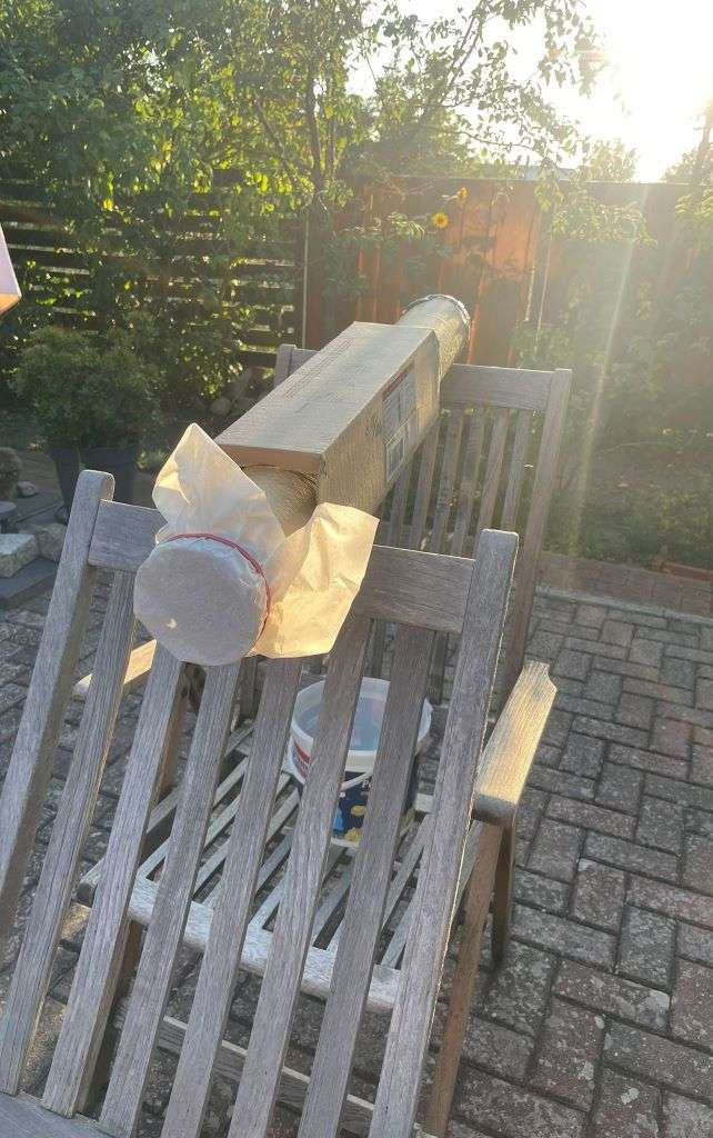 Eine selbstgebaute Camera obscura aus einem Papprohr und Butterbrotpapier, auf die Sonnenfinsternis gerichtet.