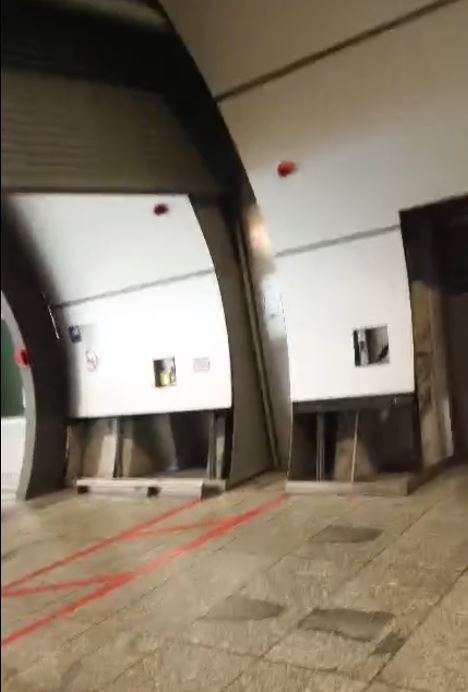 Ein Brandschutztor am Frankfurter Flughafen. Man sieht das Rollgatter und den rot markierten Freihaltebereich.