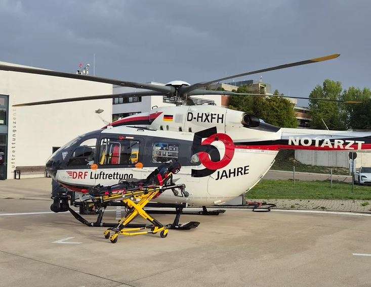 Der Hubschrauber der DRF Luftrettung Regensburg mit elektrohydraulischer Trage